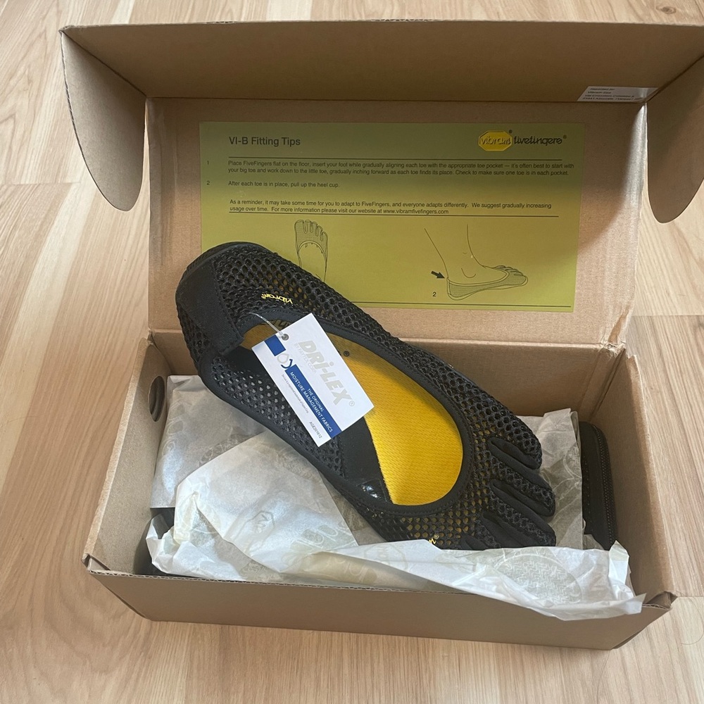 Vibrium 5 finger toe shoes - womens 9-9.5